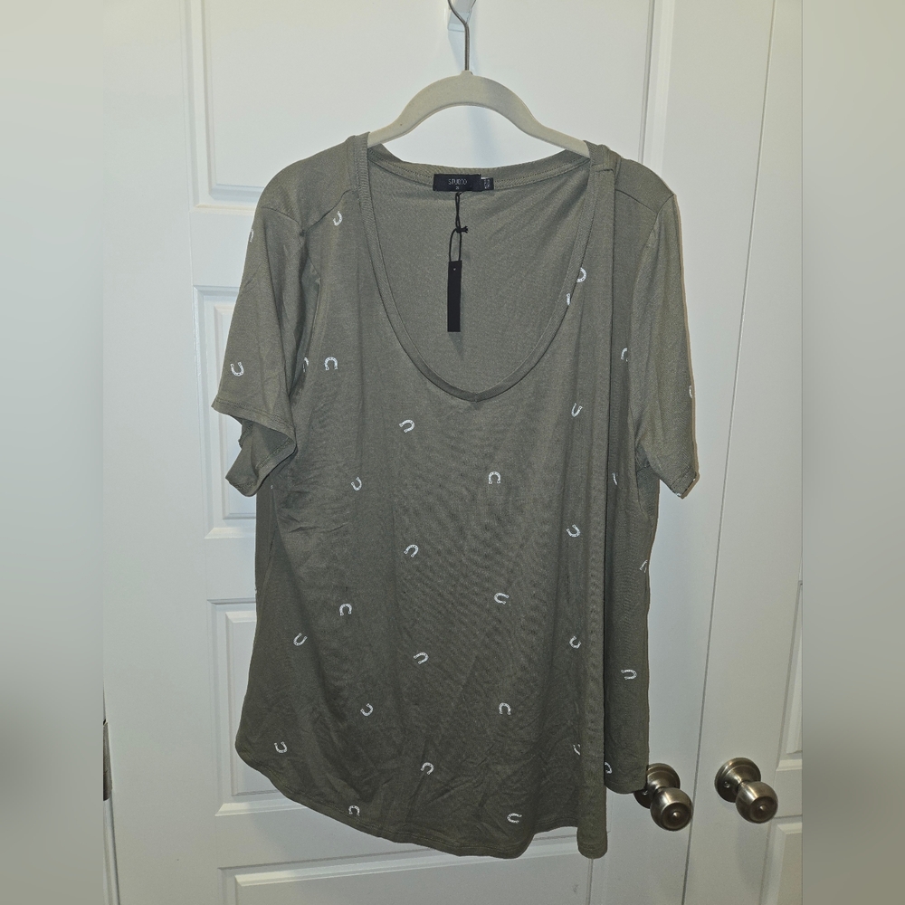 Studio Olive Short Sleeve Top with Horseshoe Design
